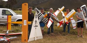 Hartlike dank aan Groeneweide vir 'n baie suksesvolle vliegdag Sondagoggend. Vlnr: Charles Stevens, Andre Barkhuizen, Johan Burmeister, Jan le Roux en Lean Barkhuizen het vlerkies gesprei. Die vliegveld by Groeneweide Kwekery sal binnekort SAMAA geregistreer wees. Nuwe lede is baie welkom. Andre kan by 081 580 5371 (epos: andreeoxwc@gmail.com) en Johan by 082 895 7647 (ajburmeister@telkomsa.net) gekontak word.